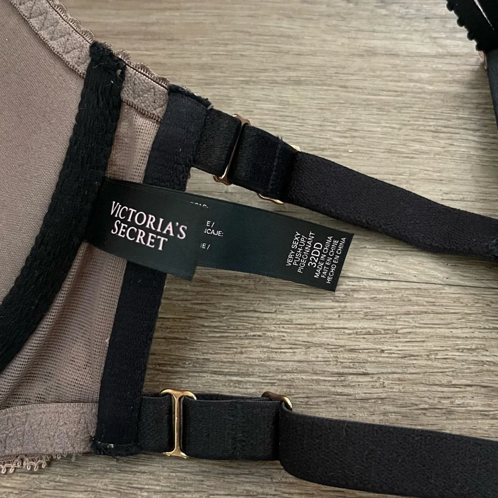 Victoria’s Secret Very Sexy Push Up Strappy Lace Bra. - Picture 9 of 11